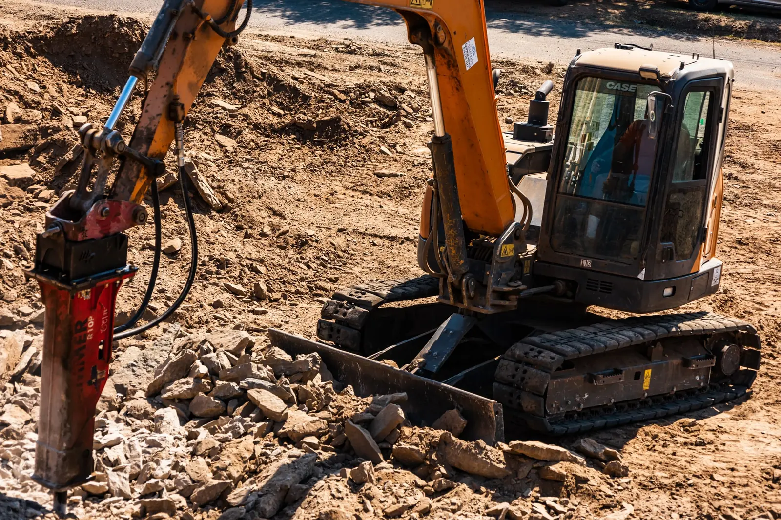 Hydraulic breaker on limestone